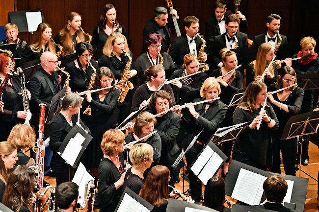 Flöten und Saxophone bei der gemeinsamen Zugabe
